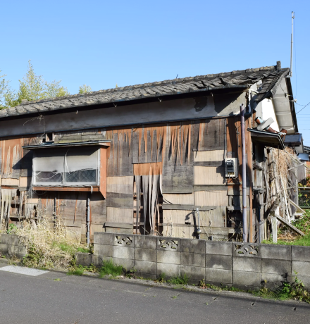空き家となった古い日本家屋の外観