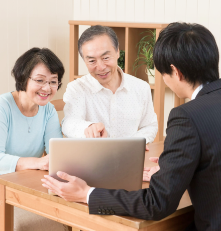 担当者と夫婦が売却相談をする様子