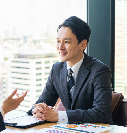 書類を確認するスーツ姿の男性