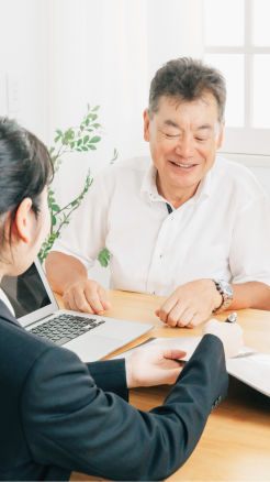 不動産会社の担当者と相談する様子